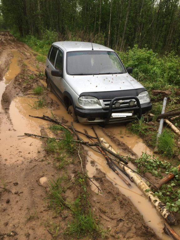 Недалеко от Костромы автомобилисты нашли дорогу из жидкой грязи