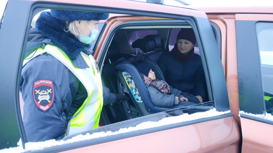 В Костроме инспекторы ГИБДД проверили правильность перевозки детей