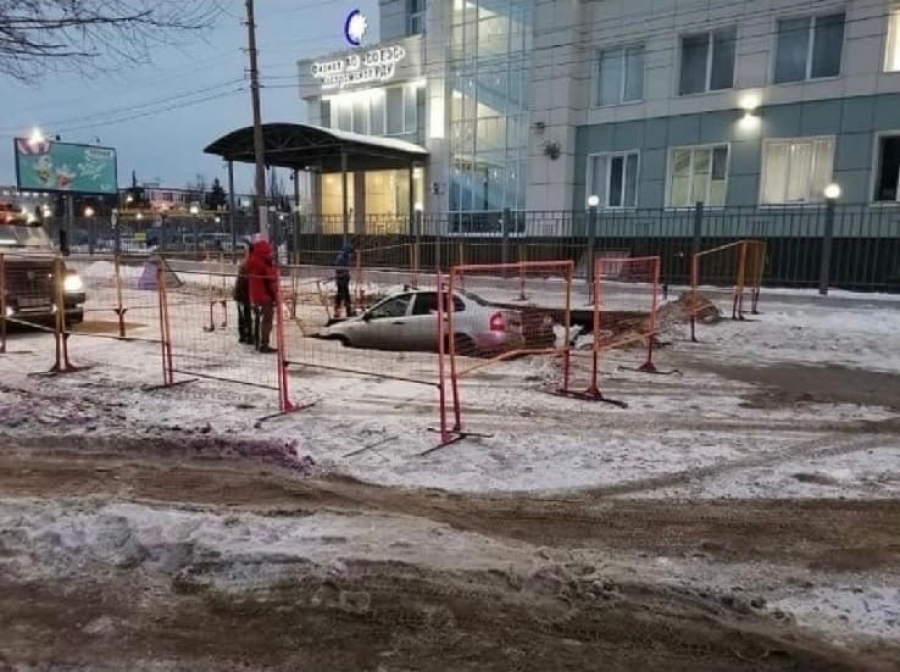 В Костроме дорожники за несколько часов «поймали» в яму два автомобиля