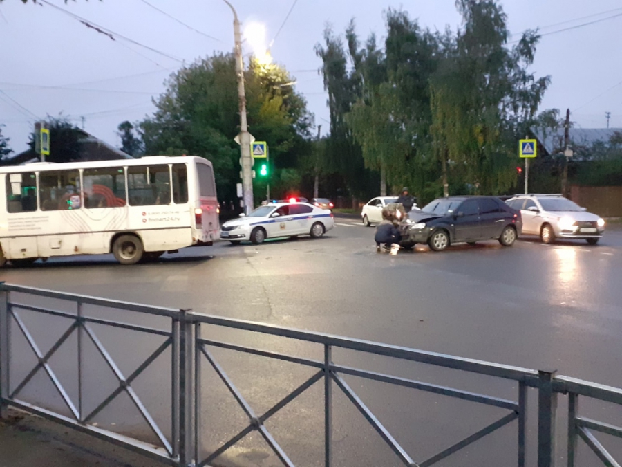 В Костроме 6-летняя девочка пострадала в аварии с автобусом