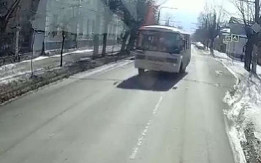 В Костроме пассажирский автобус едва не угодил в аварию при обгоне