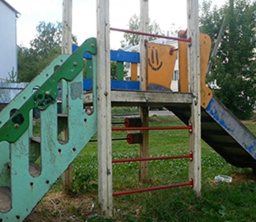 Многие детские площадки в Костроме опасны для детей