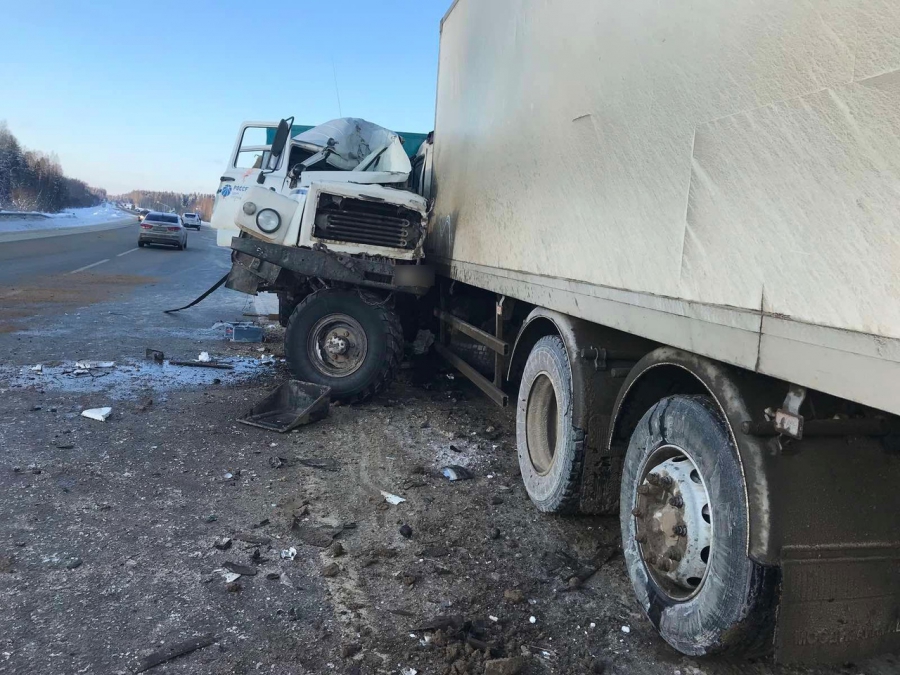 В Костромской области погиб водитель автомобиля Судиславского РЭС: служебная машина столкнулась с фурой