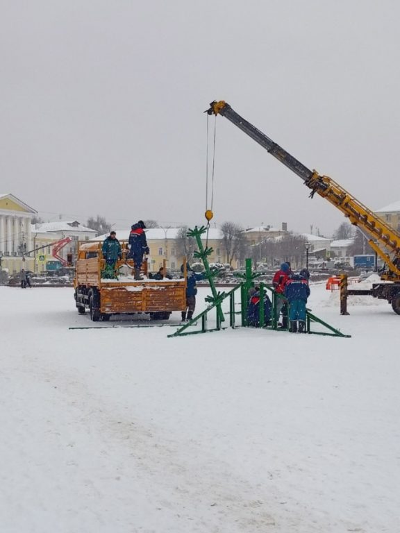 В Костроме начали устанавливать главную новогоднюю елку