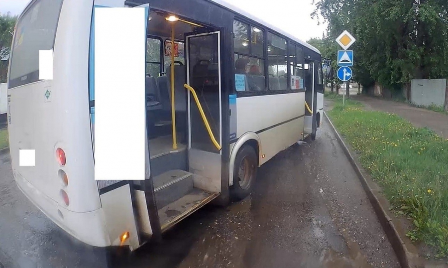Водитель автобуса №66, закладывающий опасные виражи, получил за это штраф