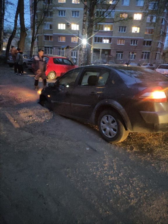 В Костроме автомобиль провалился в «подземный портал» на оживлённом проезде