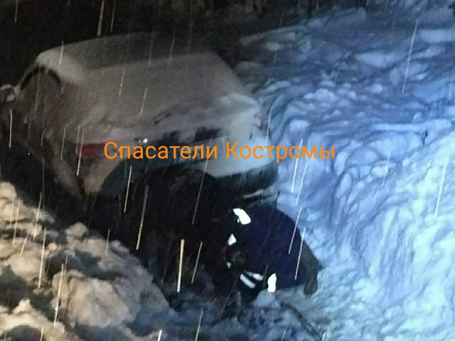В Костромской области спасателям пришлось выкапывать из сугроба пострадавшую в ДТП девушку