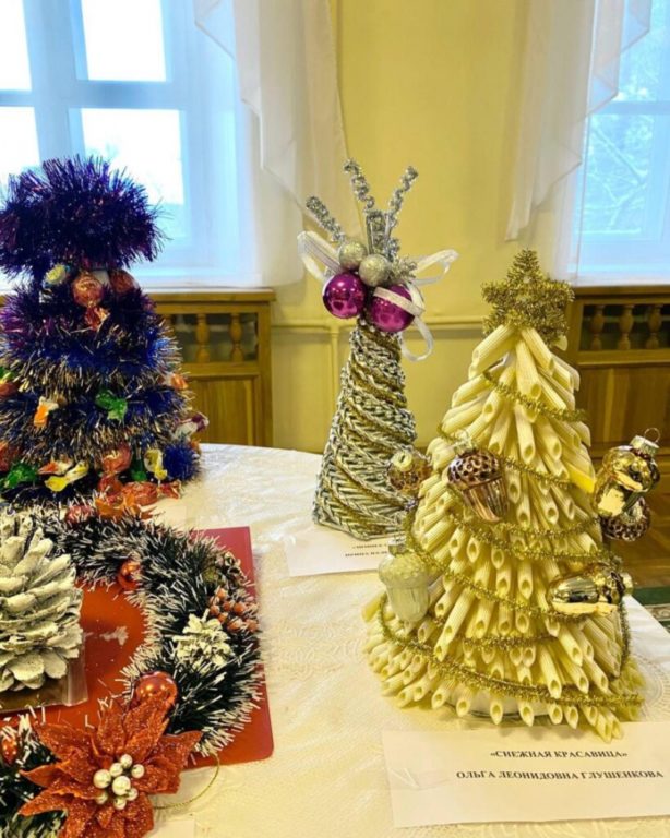 В костромской мэрии установили новогодние ёлки из мочалок и макарон