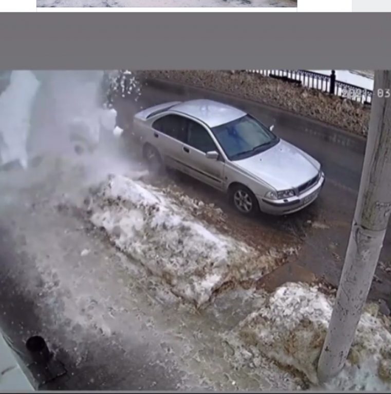 Костромичку едва не погребло под лавиной снега и льда в самом центре города (ВИДЕО)