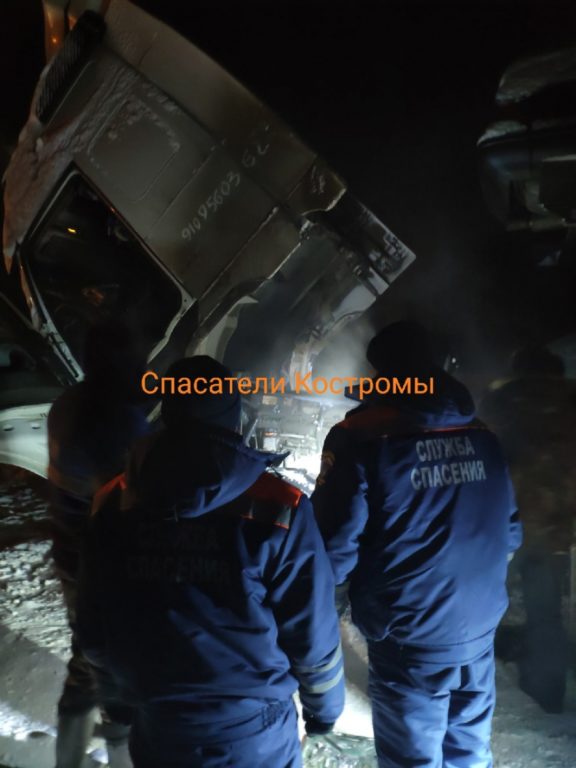 В Костромской области спасатели нашли на трассе замерзающего дальнобойщика