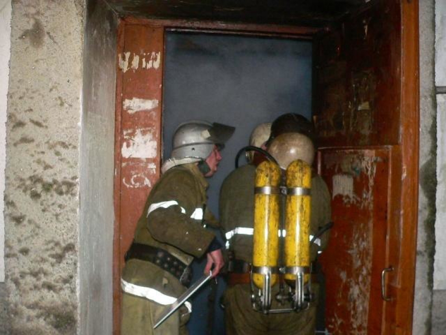Костромские пожарные справились с огнем, вспыхнувшим в многоквартирном жилом доме