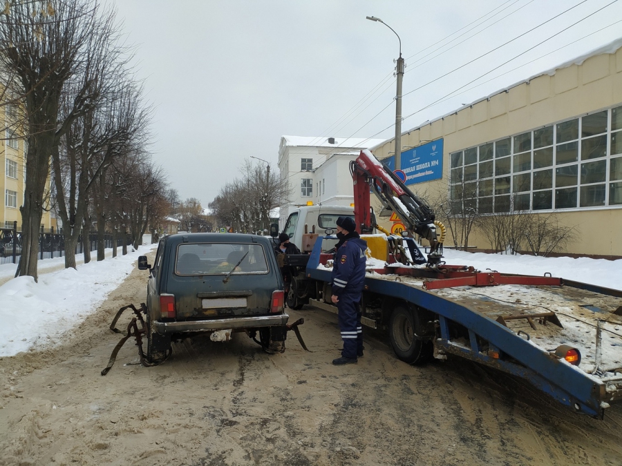Улицы Костромы очищают от неправильно припаркованных машин