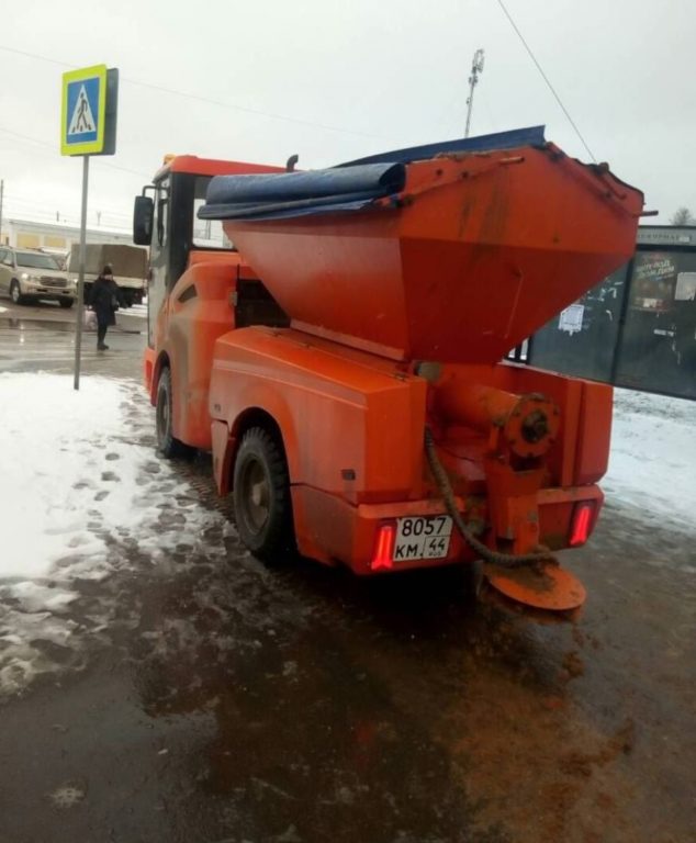 Костромские дорожники борются с гололедом проверенным способом
