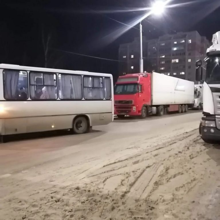 В Костроме фуры захватили остановку общественного транспорта
