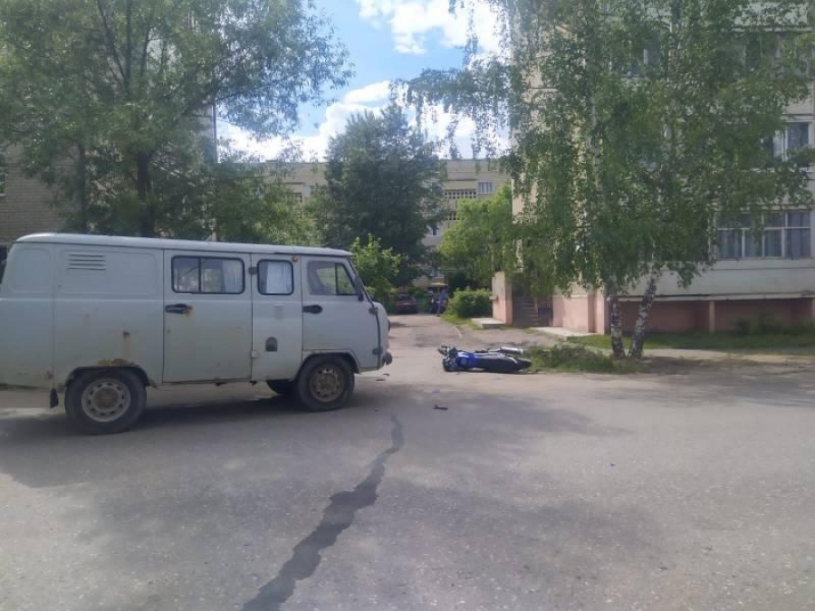 Костромской мотоциклист без прав протаранил УАЗ