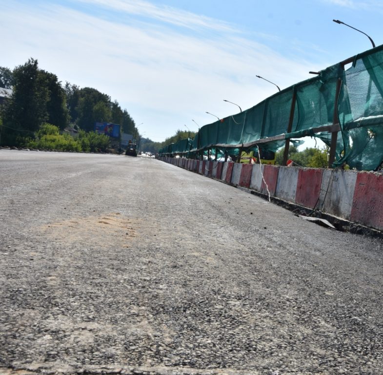 В Костроме отремонтировали половину моста через реку Черную