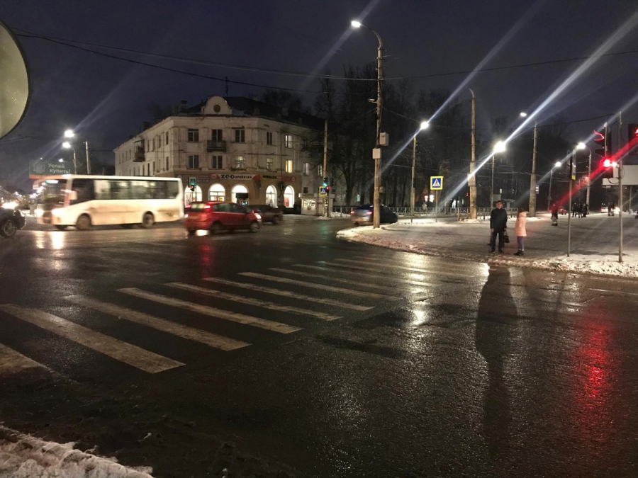 В Костроме водитель на темной машине бортанул девушку на переходе и скрылся