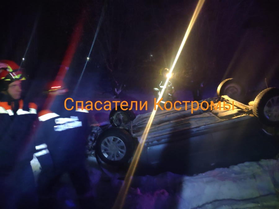 Под Костромой автомобиль вылетел с трассы и приземлился на крышу