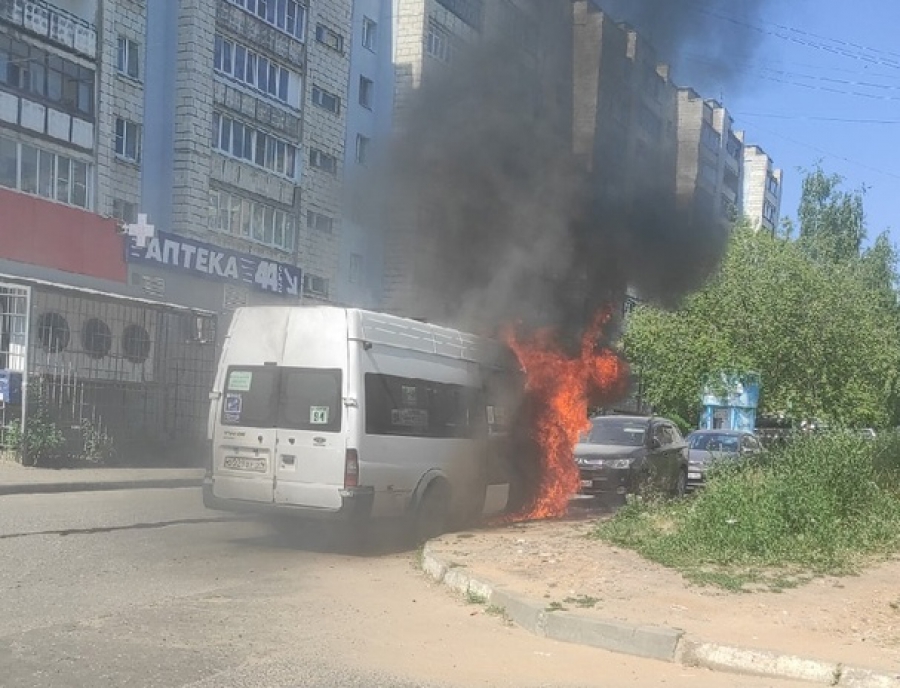 В Костроме сгорела пассажирская маршрутка