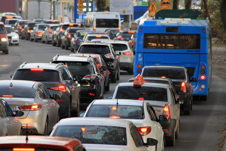В Костроме образовалась странная пробка: на въезде в город проверяют все машины