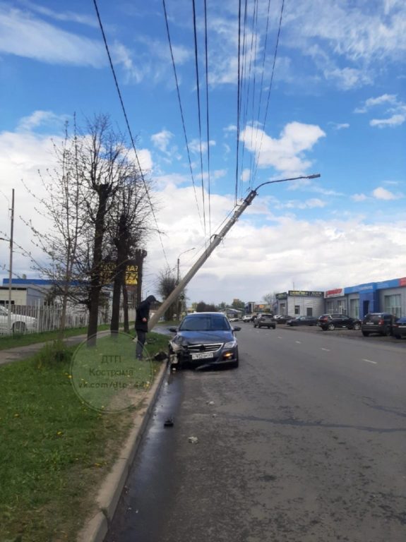 В Костроме водитель иномарки сбил опору электропередач