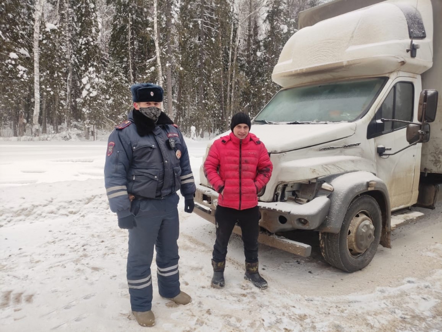 Костромские автоинспекторы не дали замерзнуть водителю сломавшегося грузовика