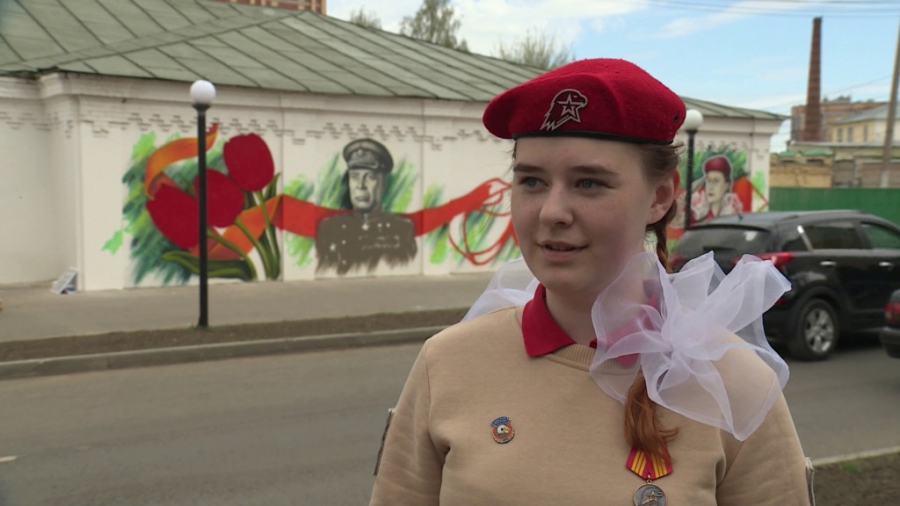 Рядом с портретом маршала Тимошенко на патриотическом граффити в Костроме изображена местная школьница