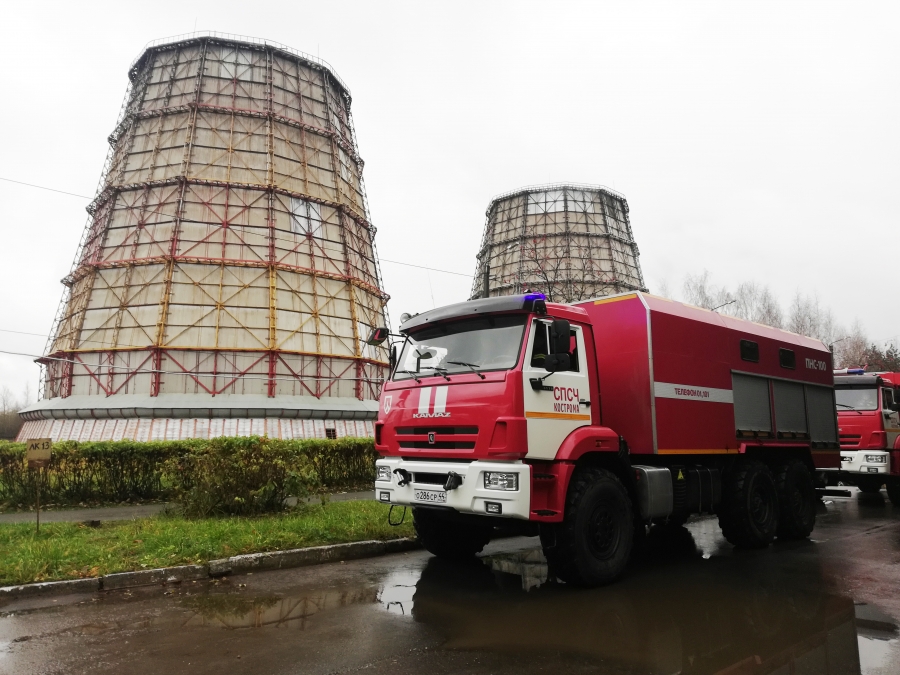 Костромские спасатели устроили пенную атаку на важном энергетическом объекте