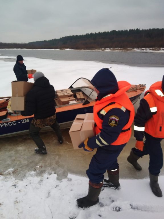 Костромские спасатели доставили продукты и медикаменты в отрезанную от «большой земли» деревню