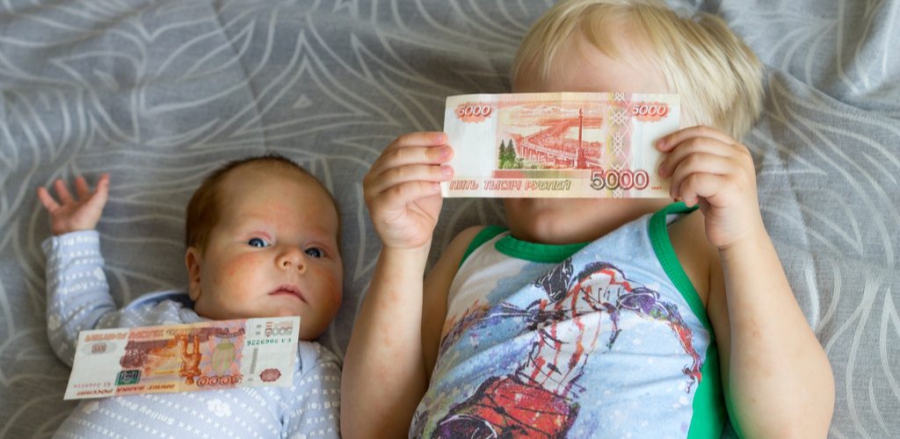 Костромским семьям с детьми советуют проверить банковские карты