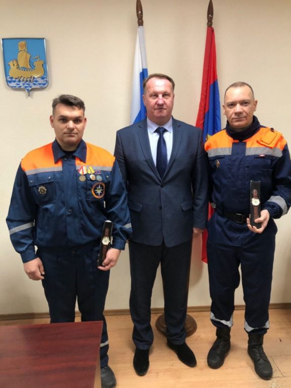 За особое отличие: в Костроме наградили спасателей, которые работали на месте крушения вертолета МИ-2
