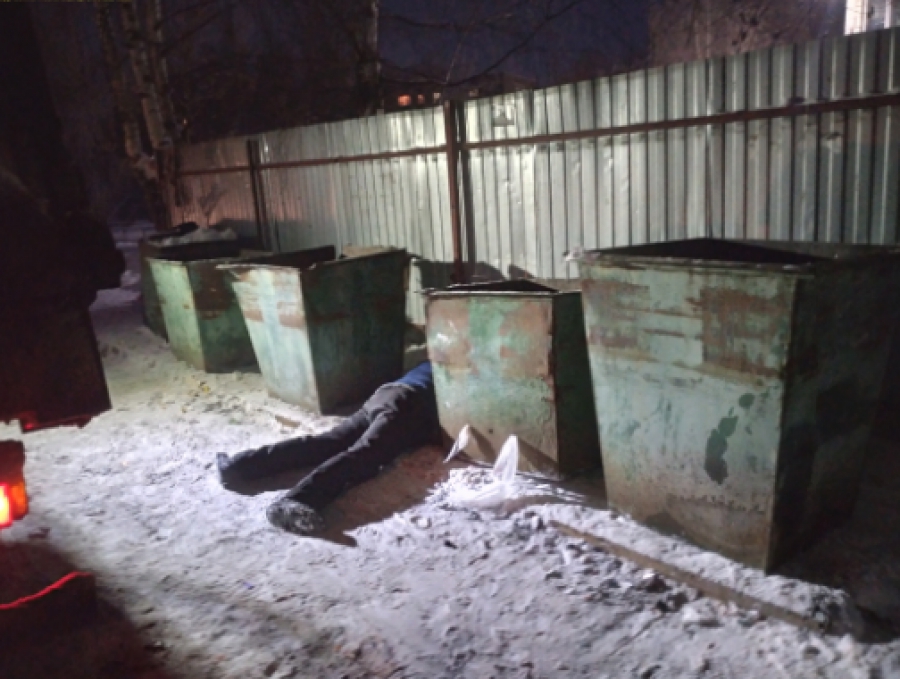 В Костроме коммунальщик «лёг» у мусорных баков (ФОТО)