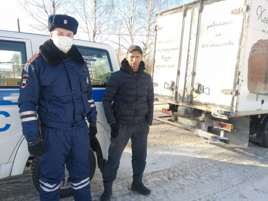 В Костромской области перевозчику хлеба и таксисту не дали замерзнуть на трассе