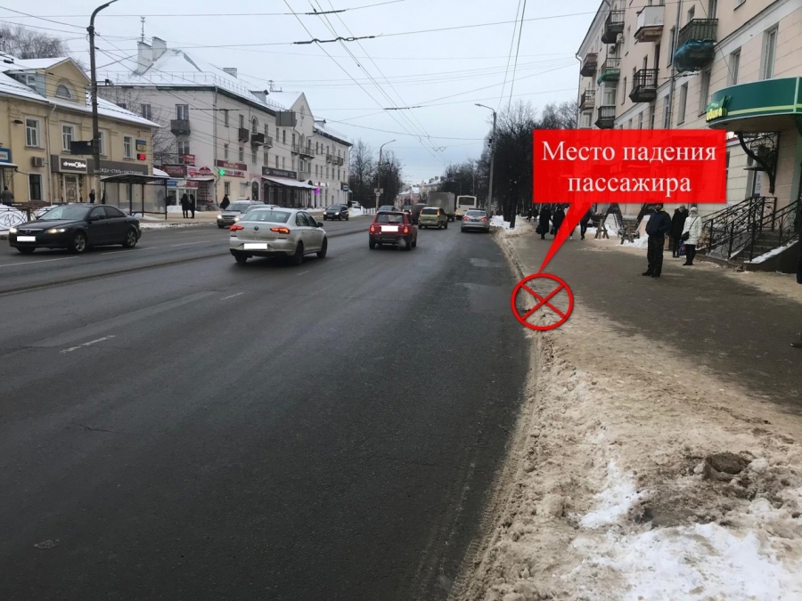 Костромской водитель ПАЗика выронил 18-летнюю пассажирку на тротуар