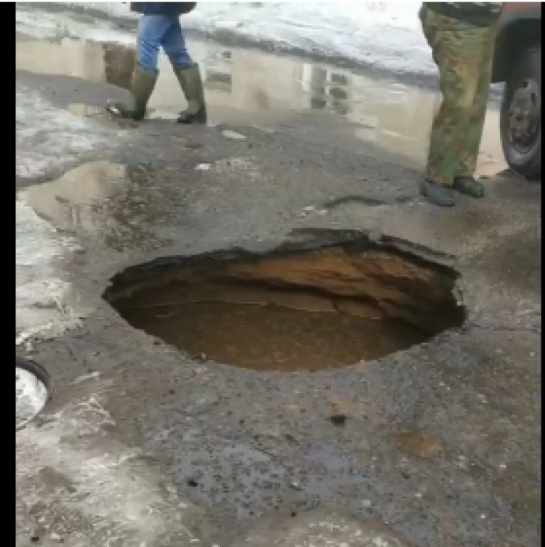 На костромской дороге открылся «портал» в канализацию (ВИДЕО)