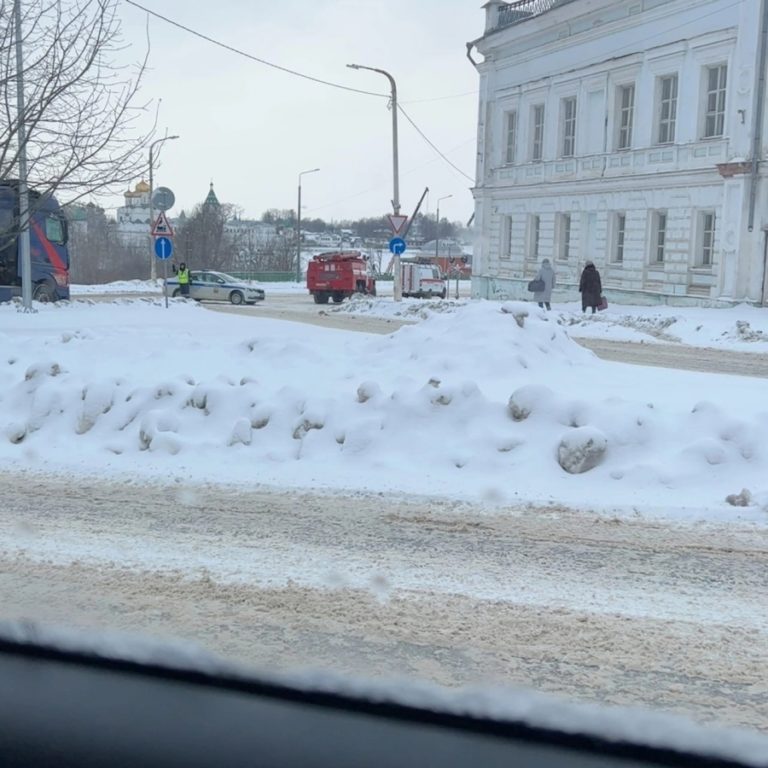 Странное авто полностью перекрыло движение по мосту в Костроме