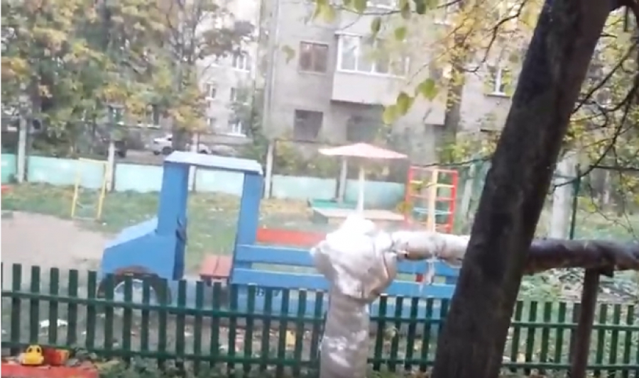 Безобразие: В костромском детском саду пробился гейзер (ВИДЕО)