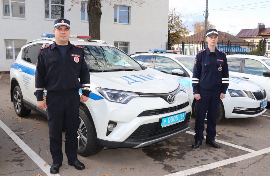 В Костроме госавтоинспекторы помогли спасти москвичку