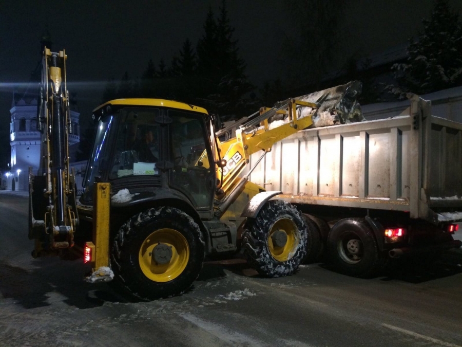 Костромские дорожники за одну ночь вывезли с улиц города более 3-х тысяч кубометров снега