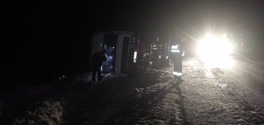 В Костромской области водитель опрокинувшейся фуры сумел позвать на помощь