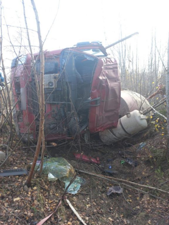 На границе Костромской и Ярославской областей обнаружили опрокинувшийся автомобиль