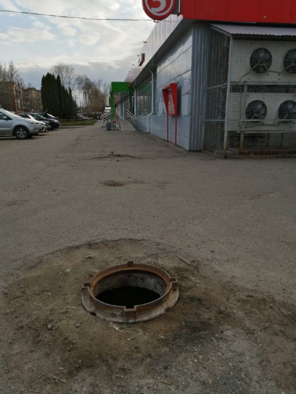 Жители Черноречья рискуют провалиться в канализацию