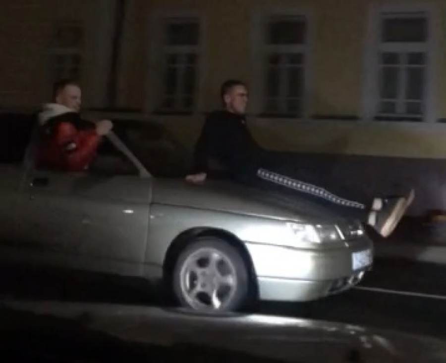 В Костроме молодые люди катались на капоте авто и вылезали из окон