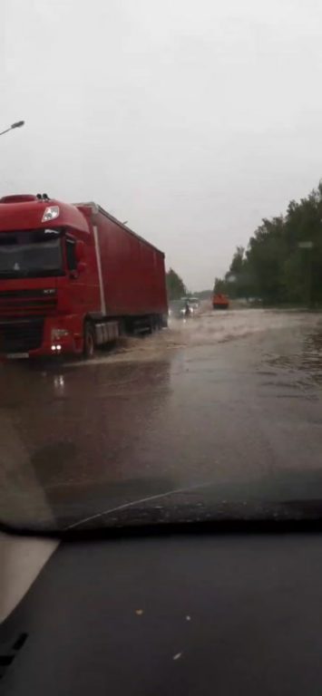 Участок улицы Димитрова ушел под воду (ВИДЕО)