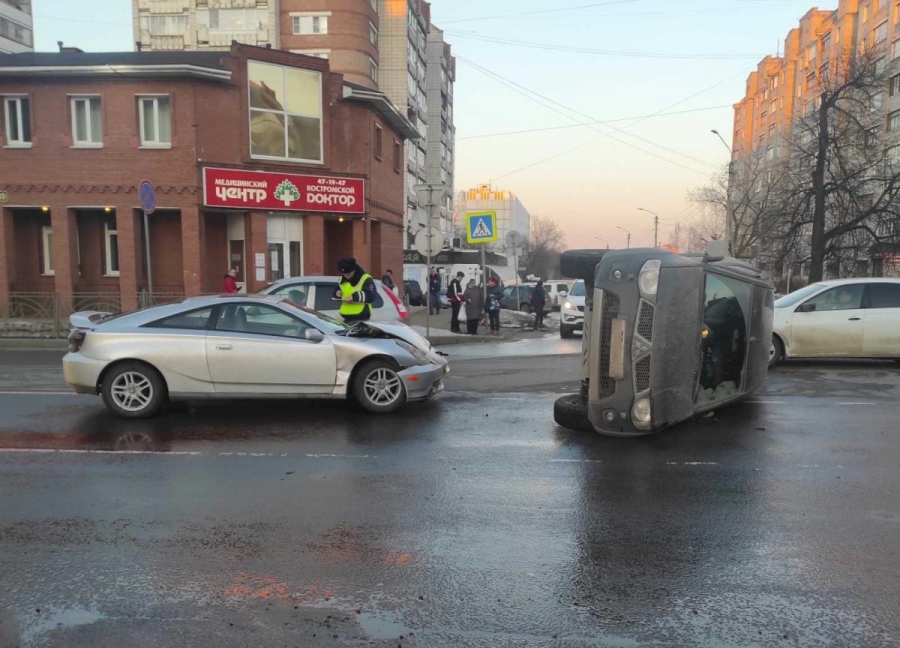 На костромской автодороге опрокинулся автомобиль с семилетним пассажиром (ВИДЕО)