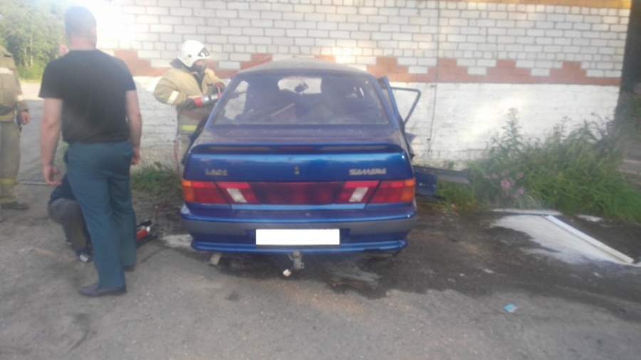 В Костромской области водитель въехал в стену здания и погиб