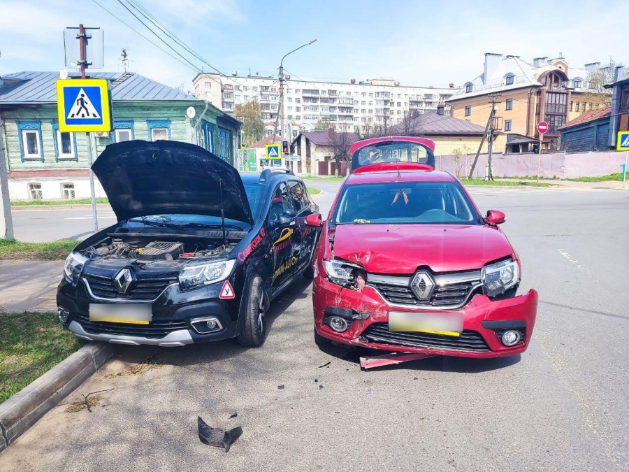 В Костроме женщина-водитель нарушила правила движения: пострадали автомобиль и её здоровье