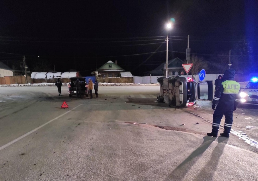 В результате ДТП на Костромской опрокинулся автомобиль: пострадали три человека