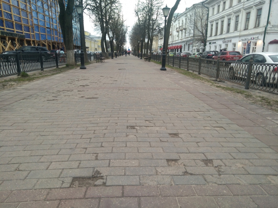 В Костроме на проспекте Мира исчезает тротуарная плитка (ФОТО)