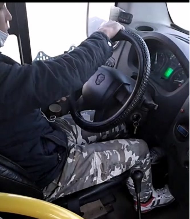 Костромской водитель-многозадачник возмутил пассажиров автобуса (ВИДЕО)